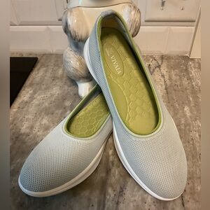 Like new Vivaia Izabel flats